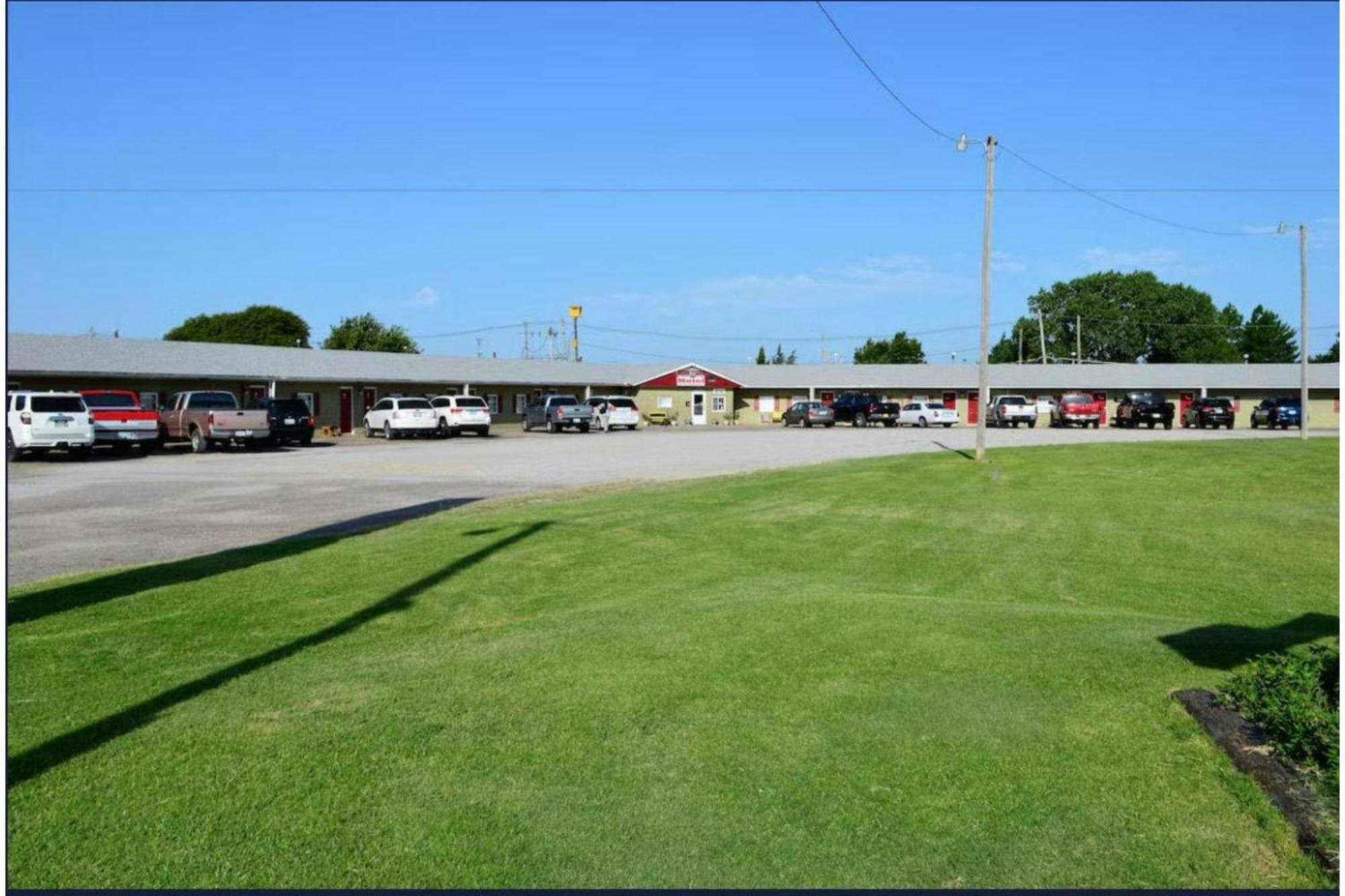 Green Acre Motel By Oyo Near Rush County Airport La Crosse Exterior photo