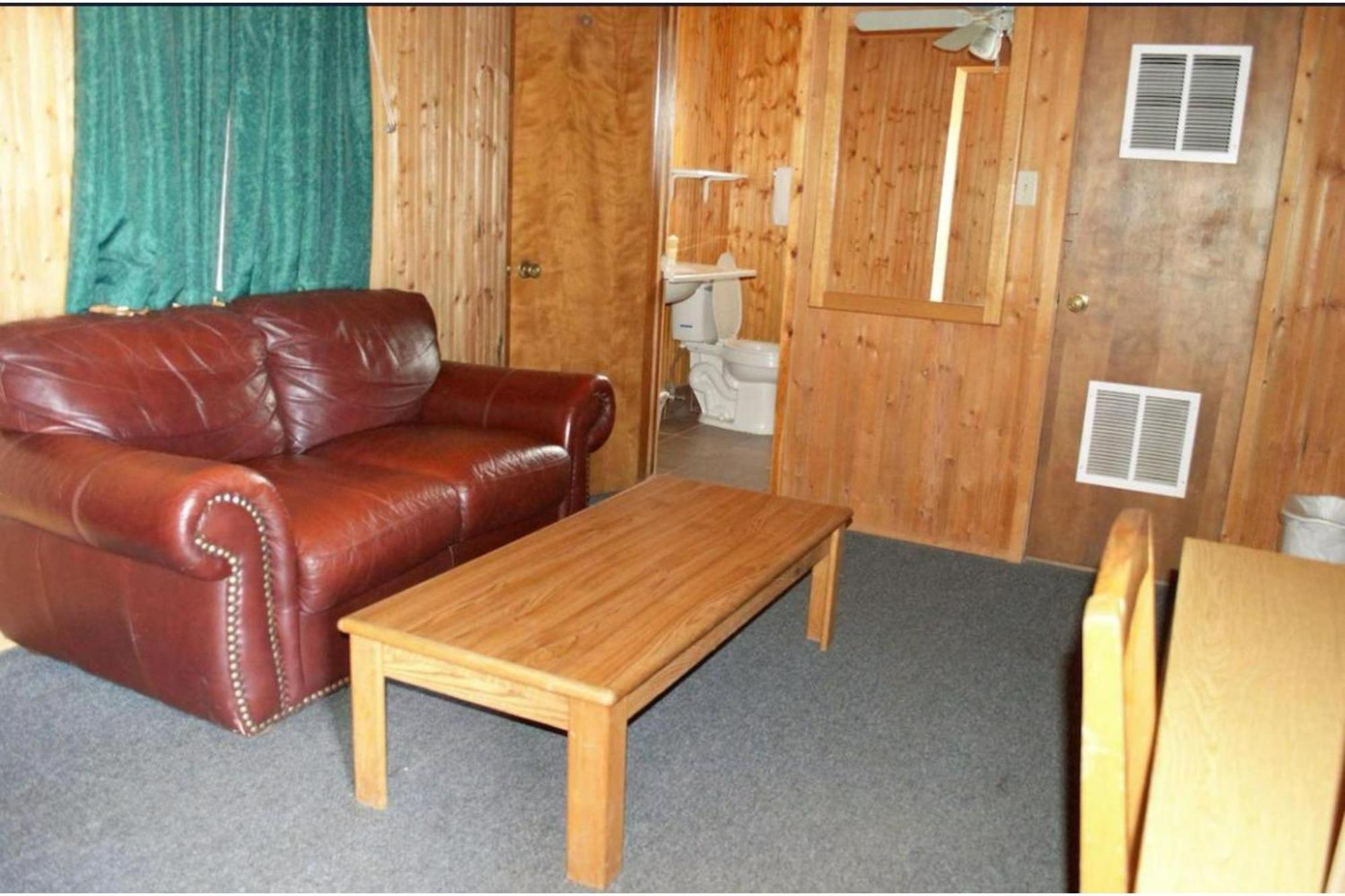 Green Acre Motel By Oyo Near Rush County Airport La Crosse Exterior photo